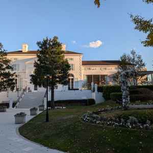 披露宴会場外観。ガーデンも素敵。屋根ありのベランダのようなスペースもあり天候によらず利用できそう。