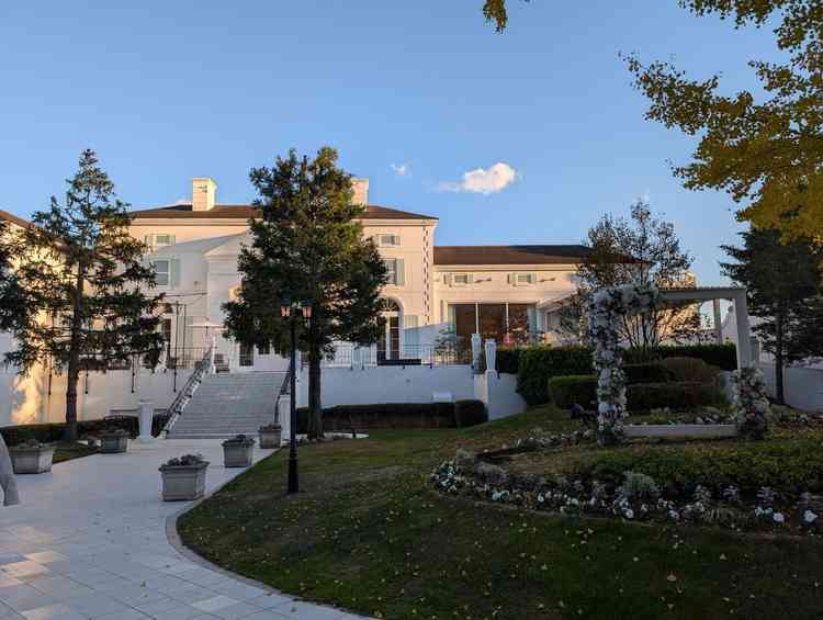 披露宴会場外観。ガーデンも素敵。屋根ありのベランダのようなスペースもあり天候によらず利用できそう。