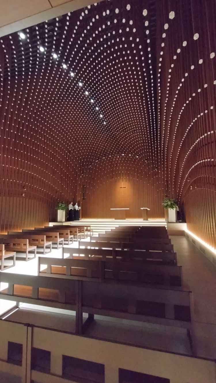 チャペルは荘厳な雰囲気で、響きもよくオルガンやバイオリン、聖歌がとてもきれいに聞こえた