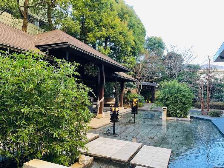 披露宴会場の横に併設されているスペースです。リゾートに来たような雰囲気があり、ラグジュアリーでした。