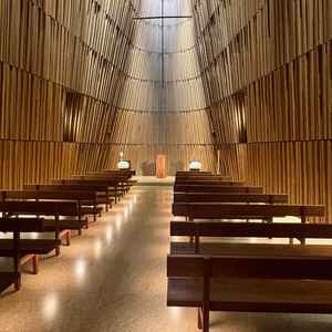 チャペルの一番後ろから見た写真です。くるみの木を使っており、入ると荘厳な雰囲気がありました。