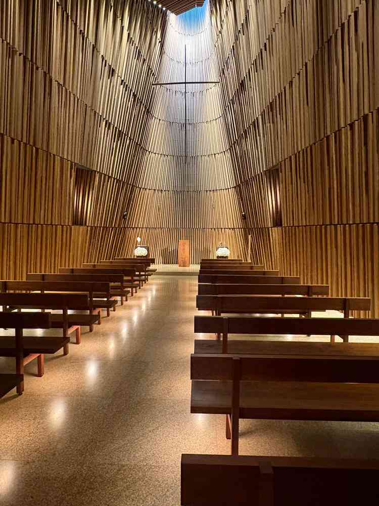 チャペルの一番後ろから見た写真です。くるみの木を使っており、入ると荘厳な雰囲気がありました。