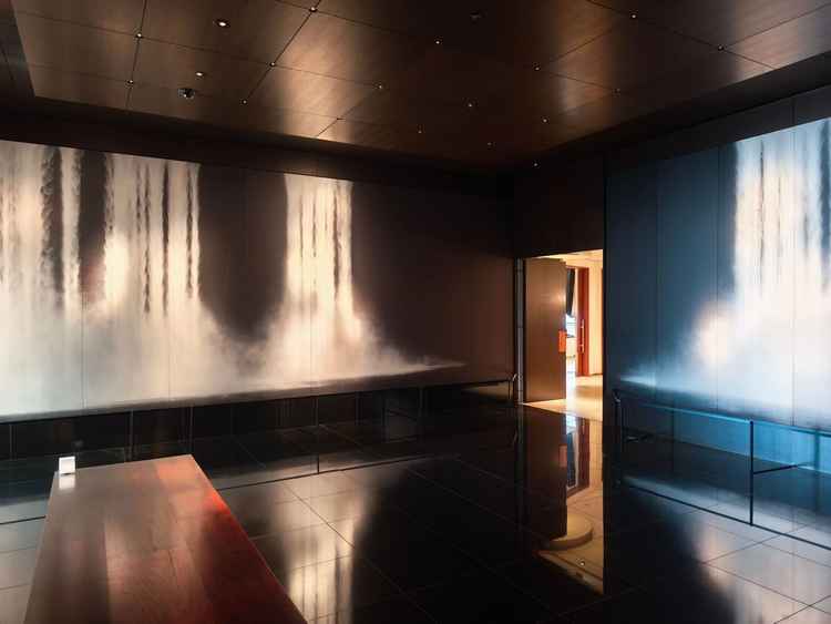 パウダールーム前には、有名アーティストの滝の絵が飾られており写真撮影をするのに最適なスポットでした。