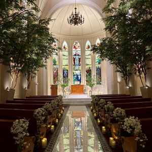 クラシックな雰囲気で、ステンドグラスが写真映えする挙式会場でした。ヴァージンロードに映る反射も綺麗。