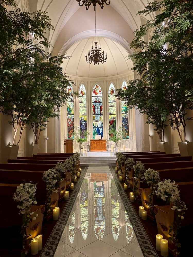 クラシックな雰囲気で、ステンドグラスが写真映えする挙式会場でした。ヴァージンロードに映る反射も綺麗。