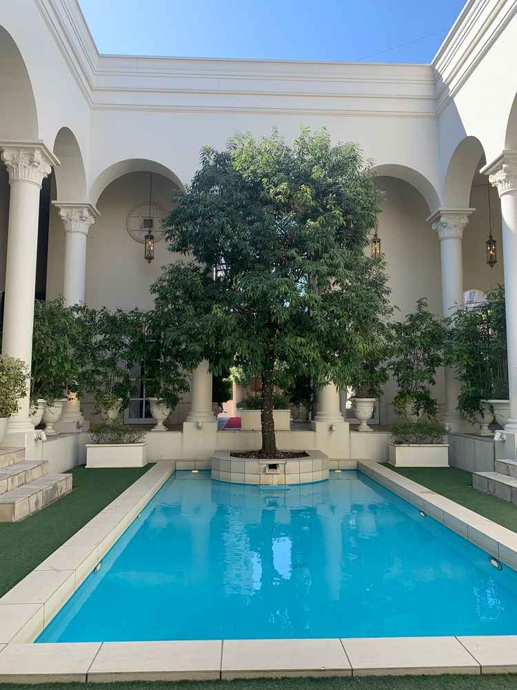 中庭にはプールがあった