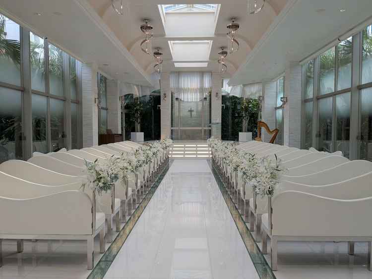 全天候型で自然光も入り明るいチャペル