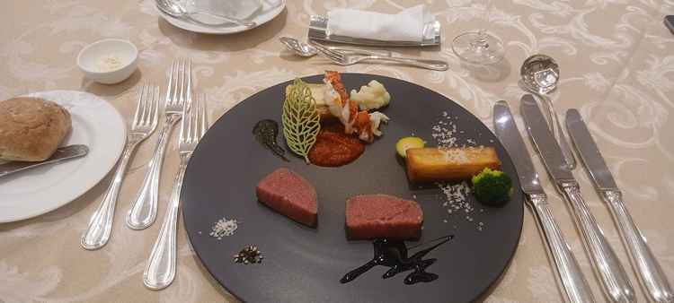 ハーフコースで頂きました。手の込んだ料理で美味しかったです。デザートもあり、1皿1皿とても綺麗でした