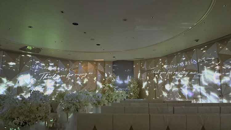 チャペル内でのプロジェクションマッピングの様子。披露宴で映像演出をしない場合に利用することが多いそう