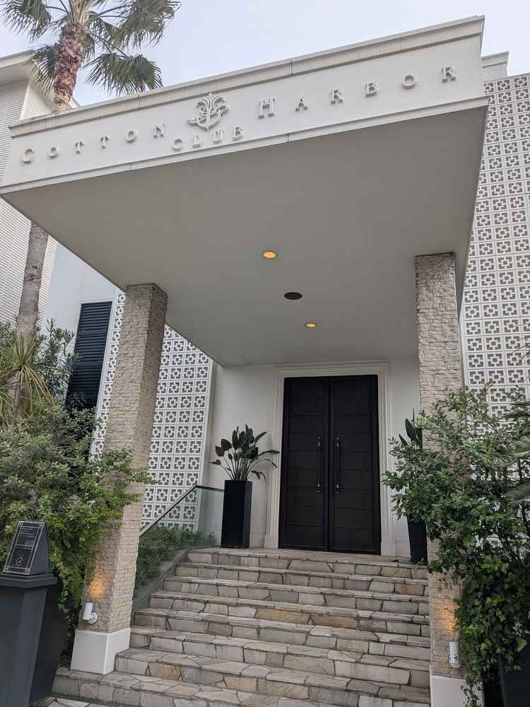 入口の写真。白と焦げ茶色をコントラストにしたデザインであった。