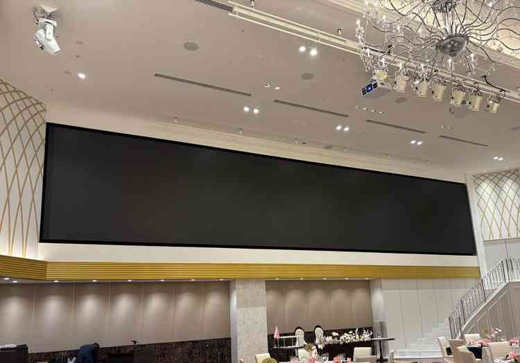 広い方の披露宴会場に、すごく大きなモニターがありました。