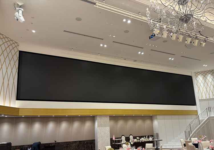 広い方の披露宴会場に、すごく大きなモニターがありました。