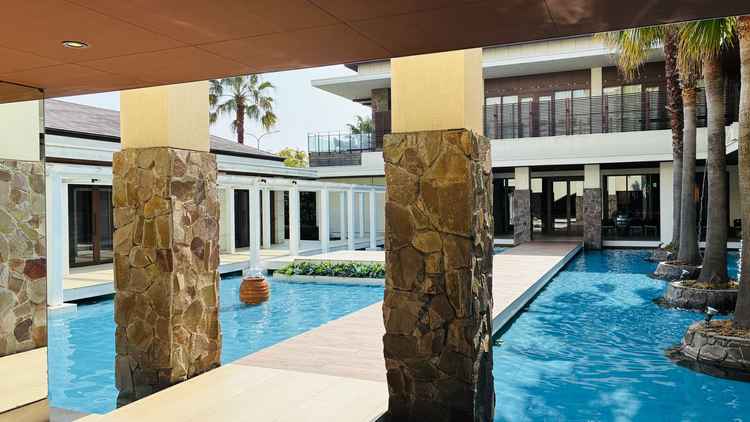 控室や披露宴会場へ向かうまでのアクアテラス