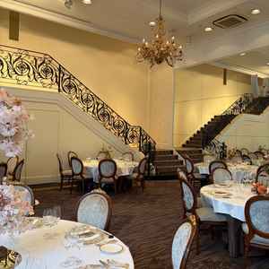 階段付きの披露宴会場