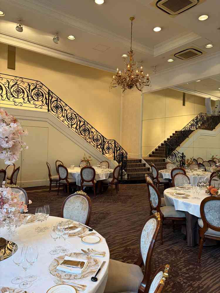 階段付きの披露宴会場