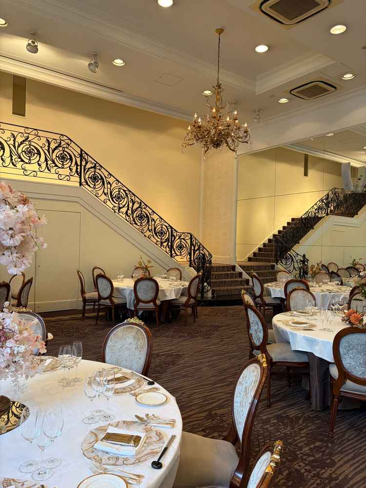 階段付きの披露宴会場