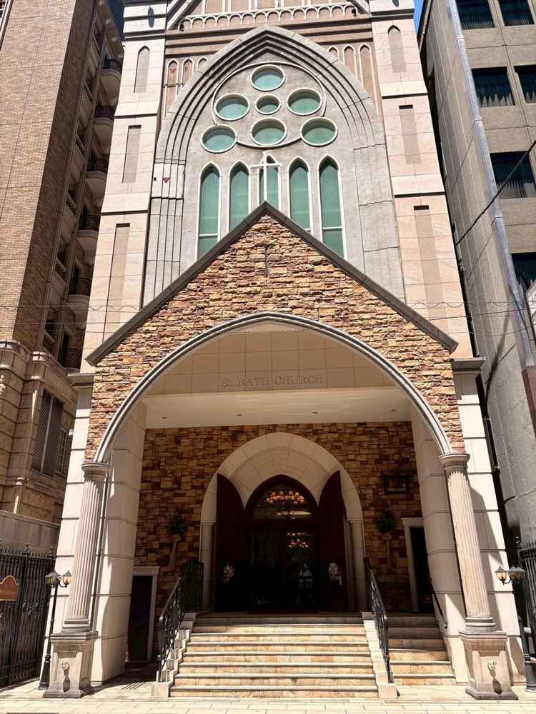 街の中心地にあるのに落ち着いた筋に面しており、ガヤガヤしていない場所にあり派手すぎず素敵な外観です
