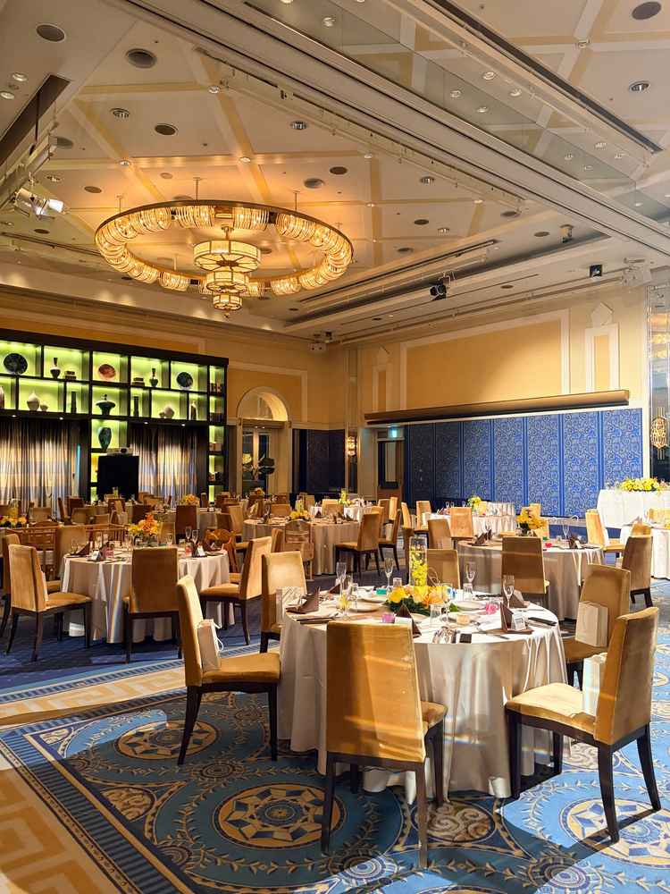 豪華客船をイメージした披露宴会場は天井が高く広々としていてホテルウェディング感が強かったです。