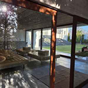 外にある待合室です。ガラス張りで綺麗です。