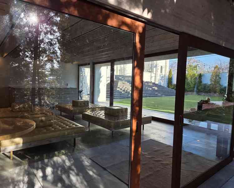 外にある待合室です。ガラス張りで綺麗です。