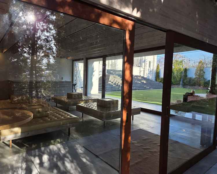 外にある待合室です。ガラス張りで綺麗です。