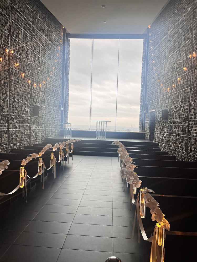 挙式をあげる場所。立ち上がると下の街並みや海が見え、座ると空だけに。雰囲気が抜群でした。