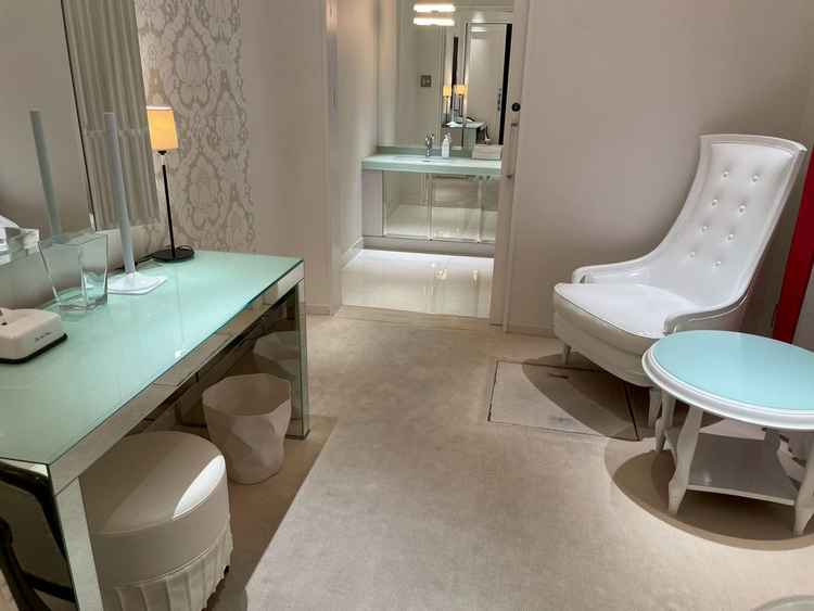 チャペル横の控室。しっかりとした広さの控室が準備されており、お手洗いもあるため安心。