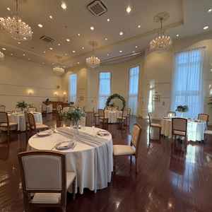 披露宴会場。広々とした空間であり、通路を2人並んで歩く幅が十分に設けられていた。