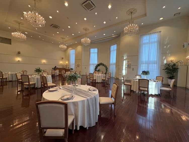 披露宴会場。広々とした空間であり、通路を2人並んで歩く幅が十分に設けられていた。