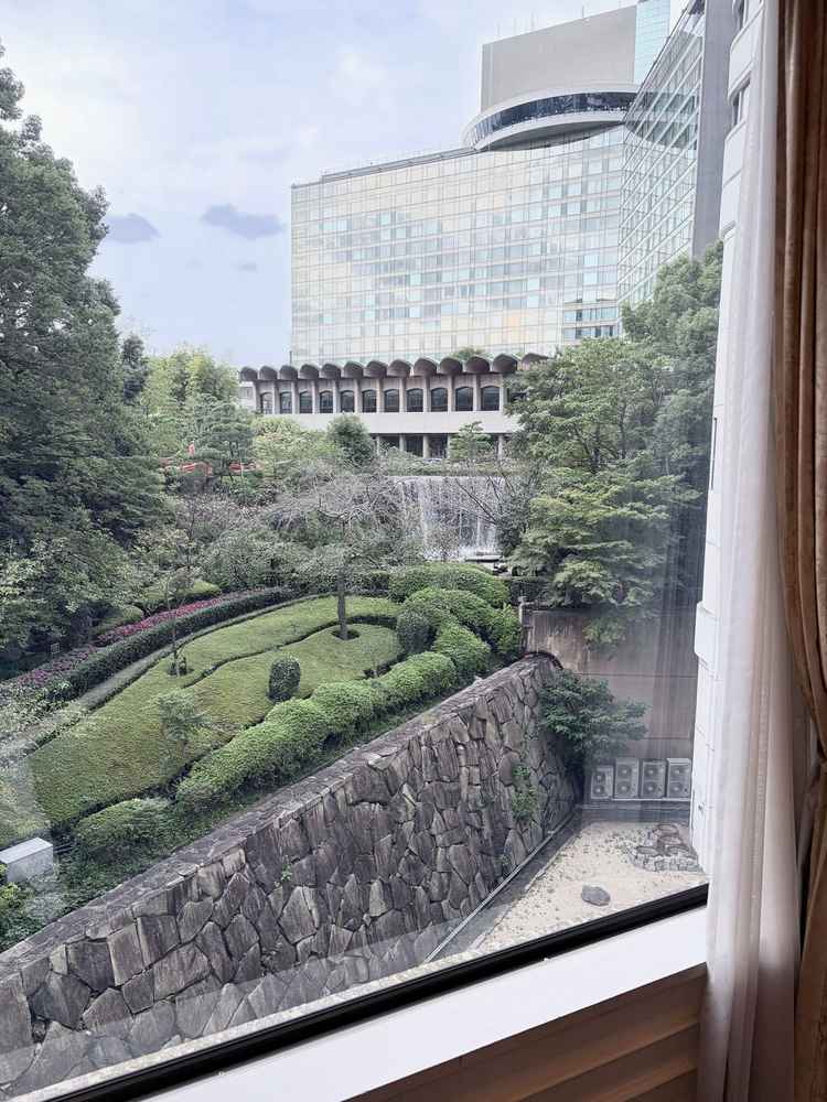 きくの間から窓越しに日本庭園の大滝と豊かな緑が一望でき、静けさに心が落ち着き癒されました。
