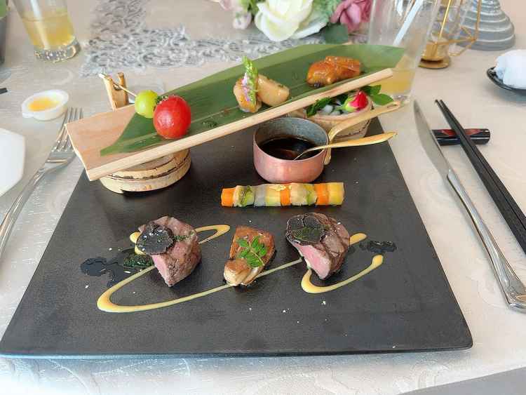 フレンチで4つ星をとったシェフが調理をしたということもあり、食べたことのない複雑な味を楽しめた。