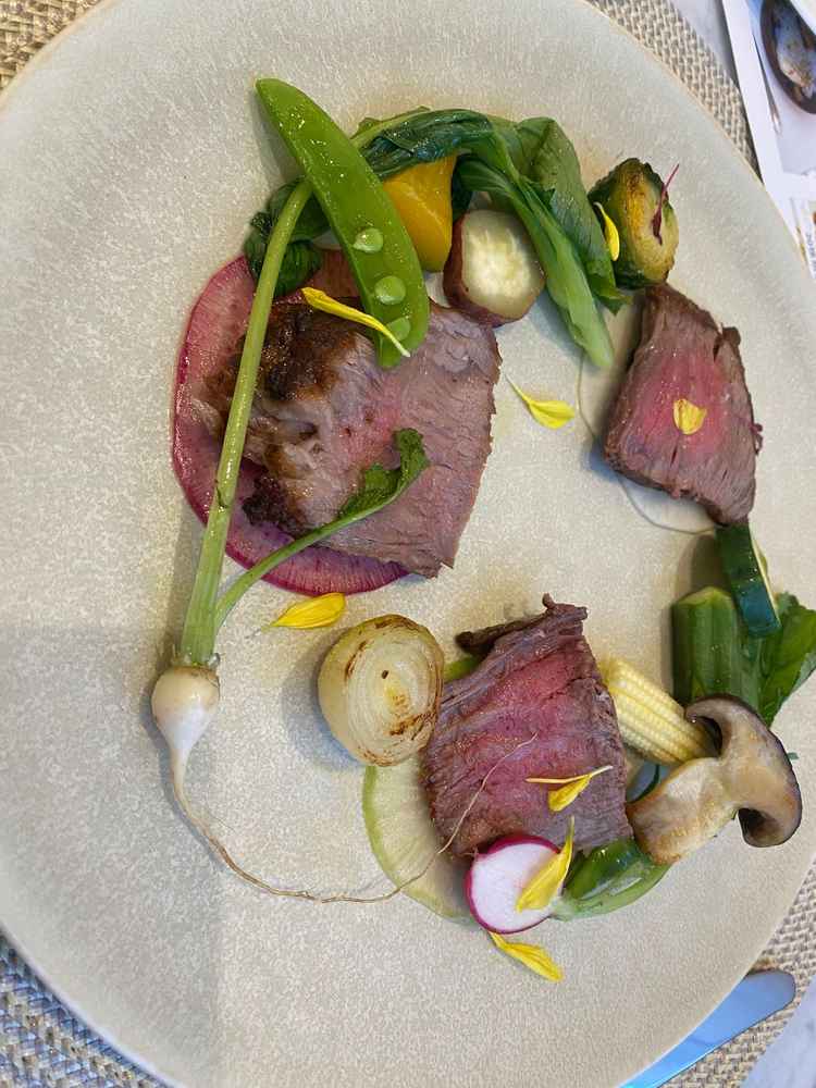 美味しかったお肉料理。味はトリュフ塩という事でとても満足のいくお料理でした。