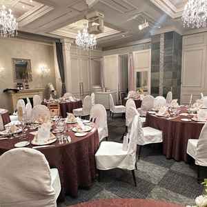 披露宴会場。テーブルの大きさがたくさんあり最小4人でも可能で融通がきくと思った。