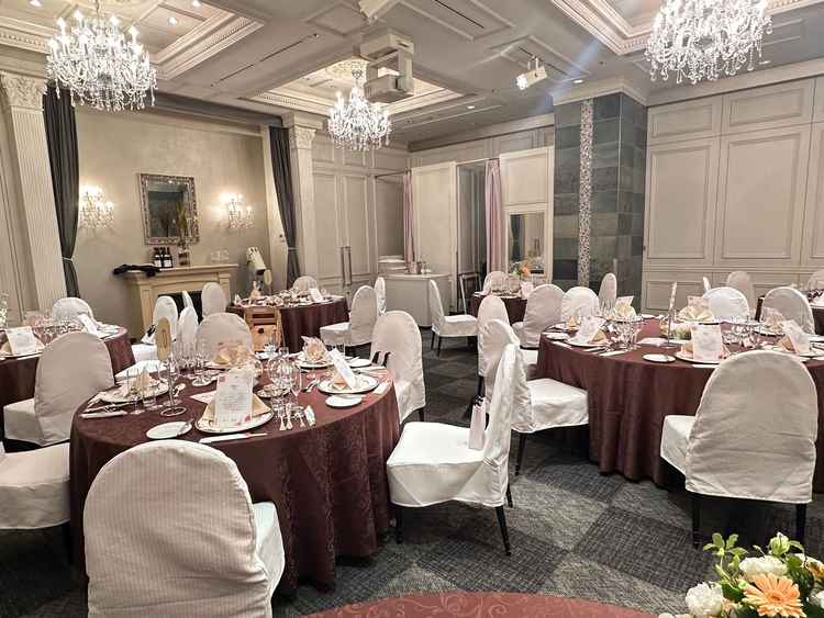 披露宴会場。テーブルの大きさがたくさんあり最小4人でも可能で融通がきくと思った。