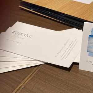 裏面に料理の詳細が記載されているメニュープレート。シンプルでお洒落なデザインでした。