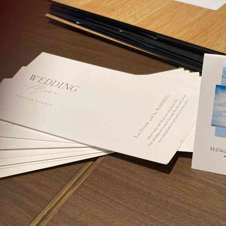 裏面に料理の詳細が記載されているメニュープレート。シンプルでお洒落なデザインでした。