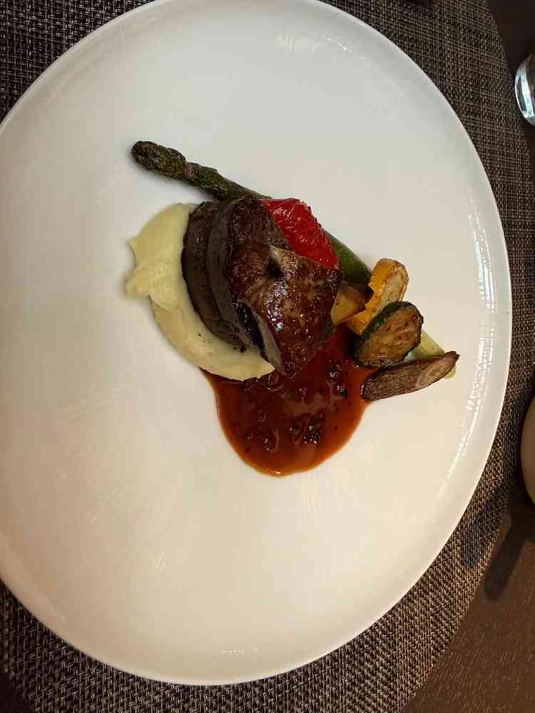 メインのお肉料理です。とても柔らかくて美味しかったです