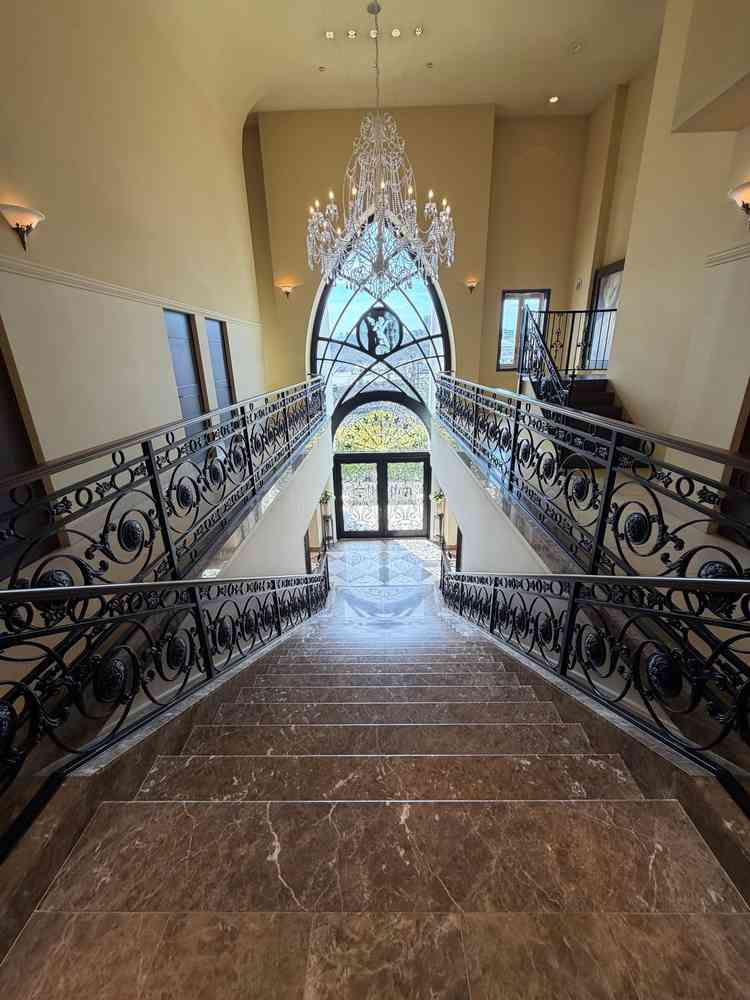 チャパル入り口から外を見た景色です。光が差し込んできれいでした。