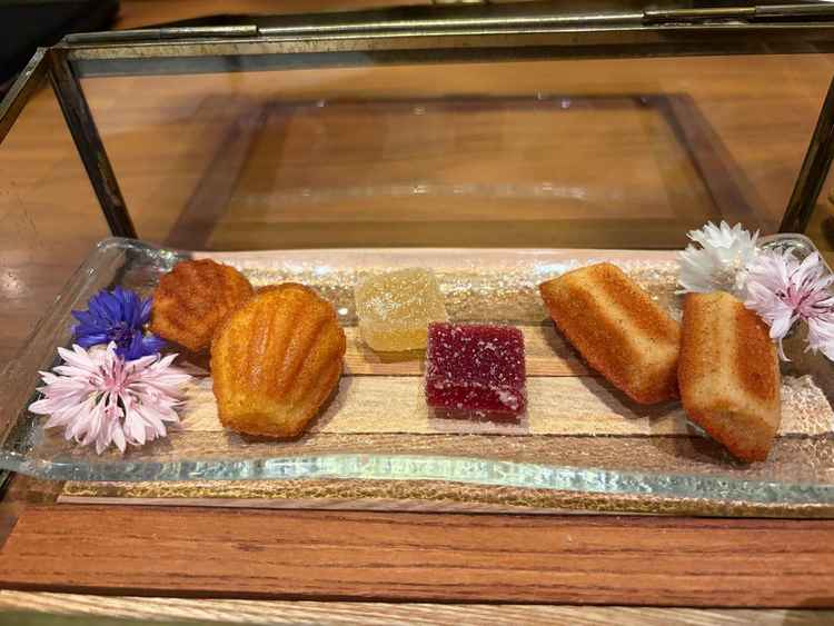 最後にお菓子もいただいて、これもとても美味しく、見た目も良かった