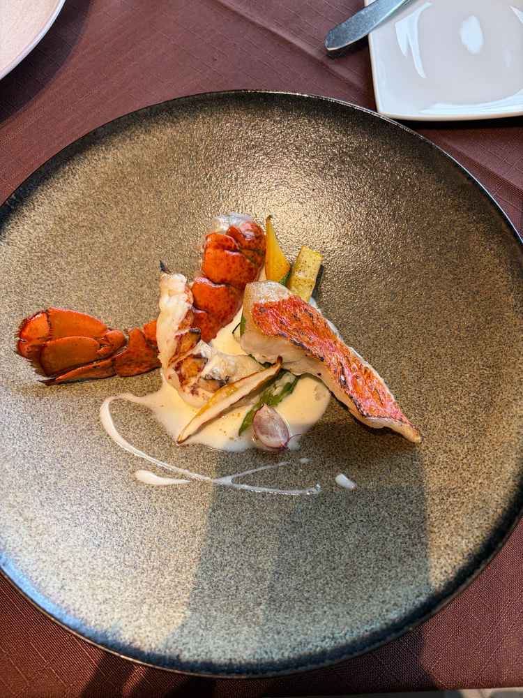 試食時のエビ、魚料理