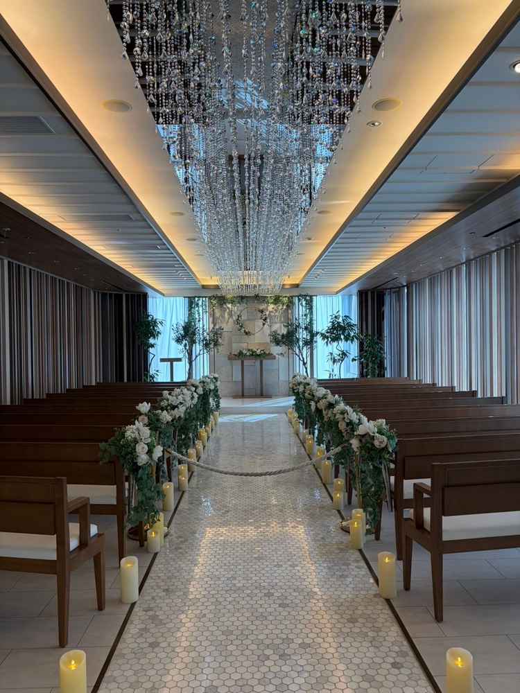 天井のシャンデリアと窓からの優しい光が印象的なチャペル