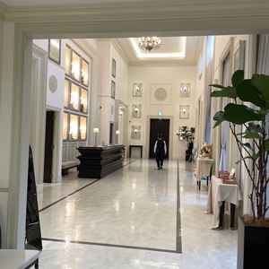 受付は広く、白ですっきりしている印象でウェルカムボードを置いたり、好きに装飾できそうでした。