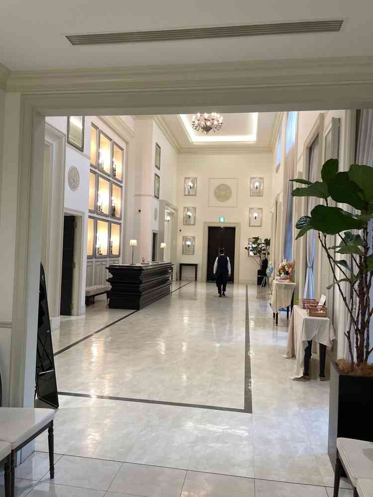 受付は広く、白ですっきりしている印象でウェルカムボードを置いたり、好きに装飾できそうでした。