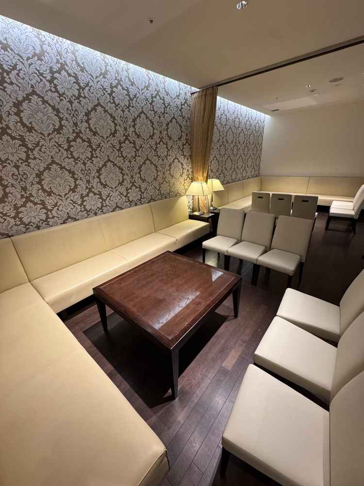 親族控室は広々としカーテンで仕切れて便利。ゲストの待合室を見渡せるのも良かったです。