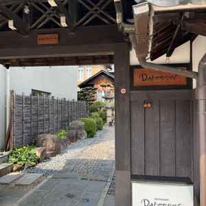 木のぬくもりが感じられて瓦屋根の苔っちゃ色で趣があって素敵でした。