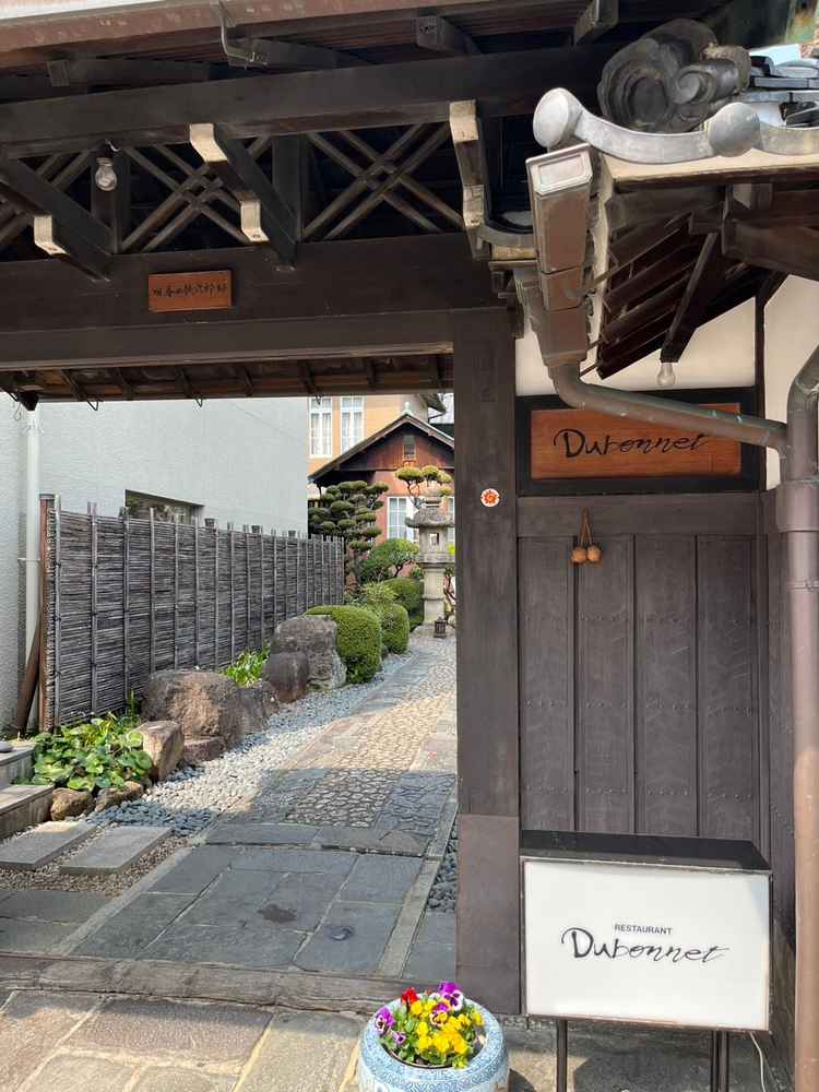 木のぬくもりが感じられて瓦屋根の苔っちゃ色で趣があって素敵でした。