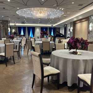 6階大人数挙式用の披露宴会場。天井も圧迫感がない程度の高さはあり、シンプルな内装。