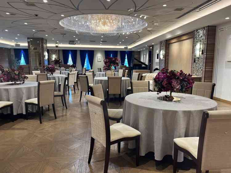 6階大人数挙式用の披露宴会場。天井も圧迫感がない程度の高さはあり、シンプルな内装。