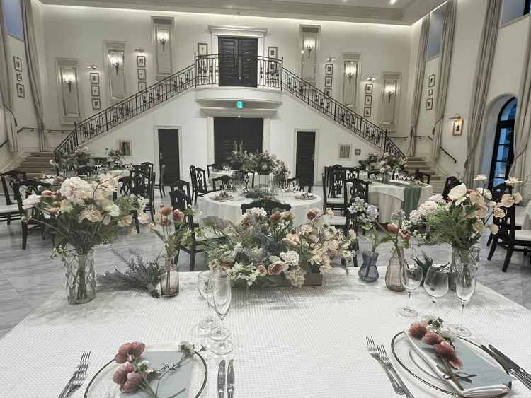 新郎新婦席からみた披露宴会場。入場のときに両サイドに分かれて入るのもいい感じ。