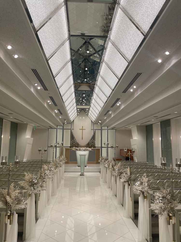 挙式会場　新婦入場時、新譜に合わせてスポットライトが動いて道を照らしてくれる